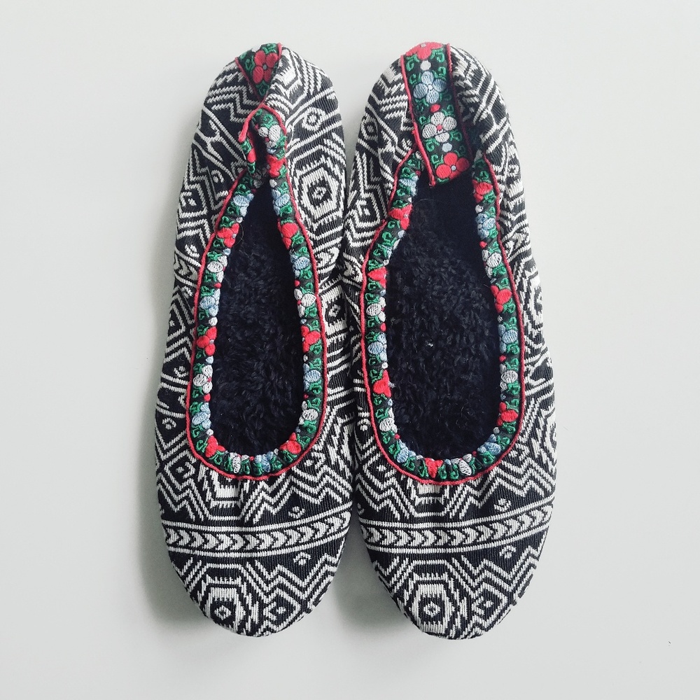 Geometric canvas fuzzy lined slippers